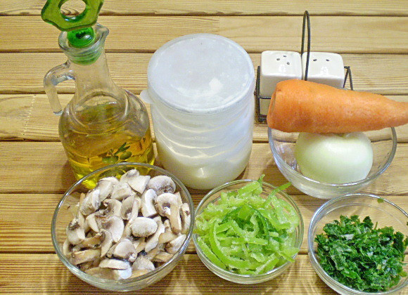 1. Этап. Гуляш из шампиньонов: 1. Приготовим продукты. Грибы я использую замороженные, в подготовке они не нуждаются, размораживать тоже предварительно не нужно. Овощи моем, очищаем. Болгарский перец соломкой или кубиками.