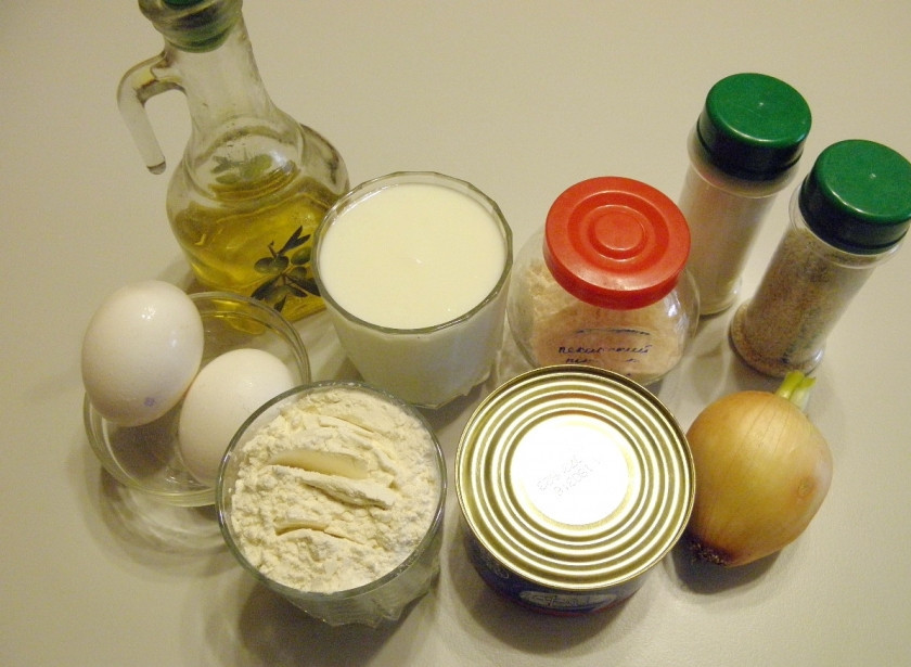 1. Этап. Заливной пирог с рыбными консервами: Подготовьте продукты для пирога. Консерву откройте, сцедите с неё лишнюю жидкость. Очистите и вымойте луковицу.