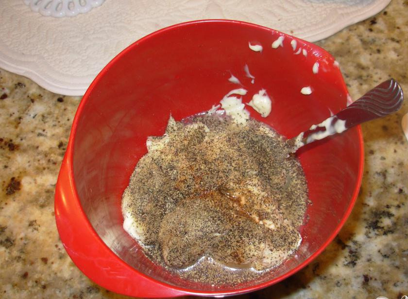 1. Этап. Салат из сыра с благородной плесенью: 1. Можно использовать любой сыр с плесенью Чаще всего в супермаркете встречается французский голубой сыр (обычно используется в десертах, имеет мягкий вкус), горгонзола (итальянский, используется в приготовлении бутербродов или десертов, сладкий) и Рокфор (используется в десертах, острый. Нарезать сыр кубиками. Бекон нарезать полосками. Головку салата разрезать на 6 частей. Тонко нашинковать лук. Помидоры нарезать кубиками. Смешать майонез, лимонный сок, черный и кайенский перец в посудине среднего размера. Добавить сыр с плесенью и тщательно перемешать. Добавить пахту.