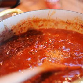 1. Этап. Говядина в болонском соусе: Тщательно перемешиваем.