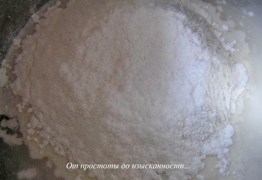 1. Этап. Энсаймада или Булочки-улитки: Приготовьте опару. Для этого оживленную закваску выложите в кастрюльку (или большой контейнер с крышкой), добавьте 125 мл воды, 0,5 ч. л. сахара, 110 г муки.