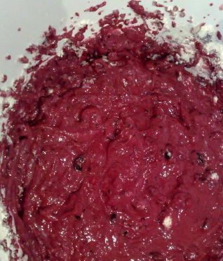 1. Этап. Торт с вареньем: 2. Добавляем варенье. Я люблю использовать для таких пирогов варенье из тертых ягод с сахаром. Оно своего рода свежеприготовленное и в пирогах смакует лучше. На этот раз я взяла перетертую с сахаром черную смородину. Цвет теста получился просто изумительный.