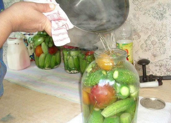 1. Этап. Консервированные огурцы: Кипящий рассол разлить по банкам, так, чтобы он переливался за края.