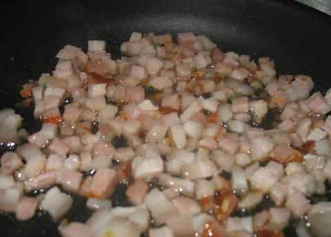 1. Этап. Суп с солеными огурцами: На сильном огне обжарить до румяного цвета бекон или сало, добавить мелко нарезанные сосиски, ветчину и т.д.