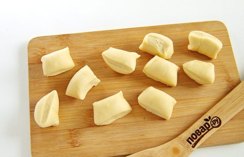 1. Этап. Вареники с щавелем: От теста отщипните кусок и скатайте его колбаской. Нарежьте тесто небольшими кусочками.