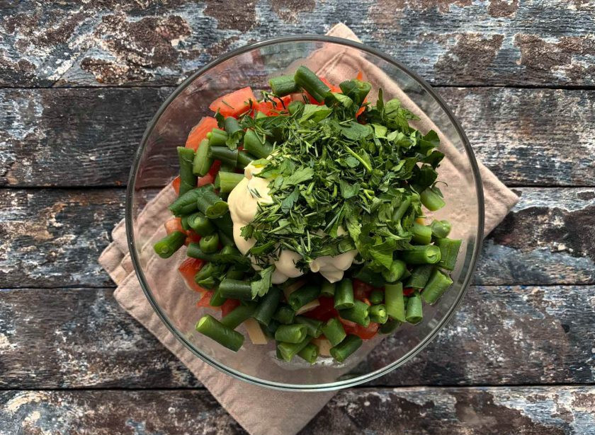 1. Этап. Салат из стручковой фасоли с мясом: Добавьте мелко нарезанную свежую зелень.