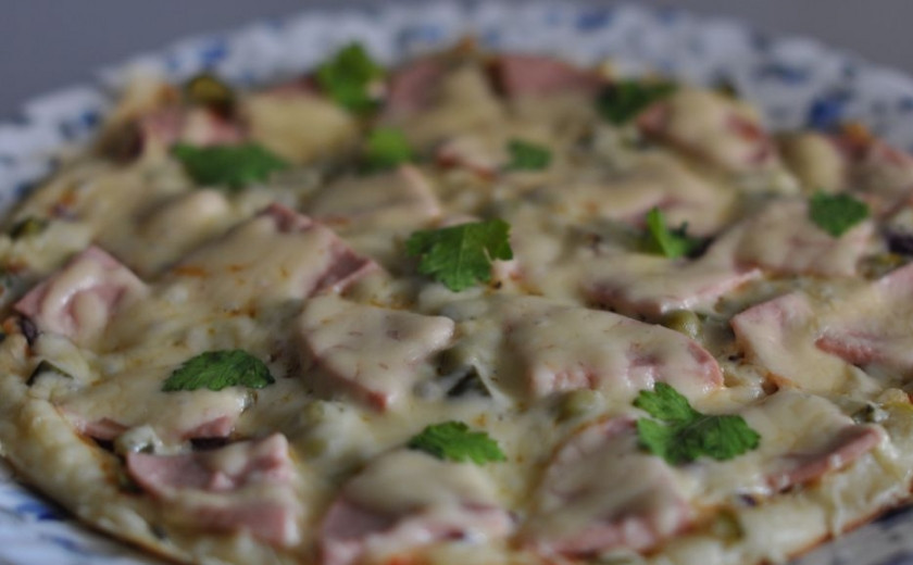 1. Этап. Пицца на сковороде с ветчиной: Ставим сковороду на огонь, закрываем крышкой и готовим пиццу 8-10 минут на самом слабом огне. Вот так быстро и просто мы сделали вкуснейшее блюдо, приятного вам аппетита!