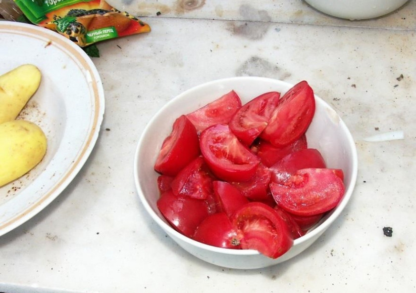 1. Этап. Шулюм из баранины на костре: Нарезаем помидоры дольками.