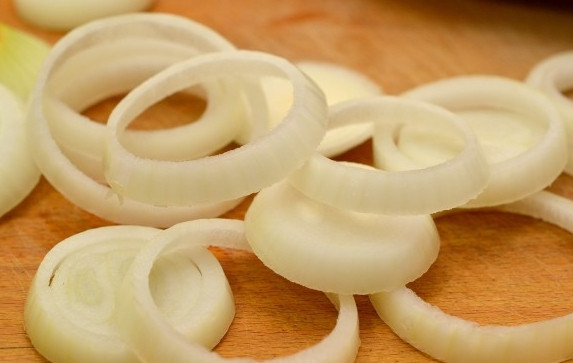 1. Этап. Лук в кляре: Лук чистим и нарезаем кольцами толщиной около 1 сантиметра.