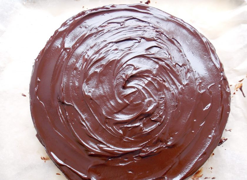 1. Этап. Торт Шоколадное птичье молоко: Извлеките торт из холодильника и полностью покройте его шоколадной глазурью.