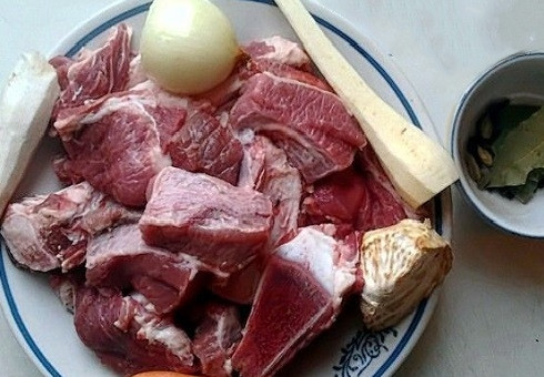 1. Этап. Харчо по-грузински: Мясо промываем и нарезаем крупными кусками. Очистим сельдерей, корень хрена, пастернак, луковицу и морковь.
