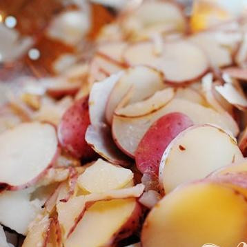 1. Этап. Суп с кале, картофелем и итальянской колбасой: 2. Нарезать картофель тонкими ломтиками. Нарезать луковицу. В средней кастрюле отварить нарезанный картофель до готовности. Слить воду с картофеля и отставить в сторону.