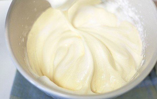 1. Этап. Шарлотка с карамелизированными яблоками: Отдельно взбейте желтки с сахаром и белки с щепоткой соли. Соедините их вместе.