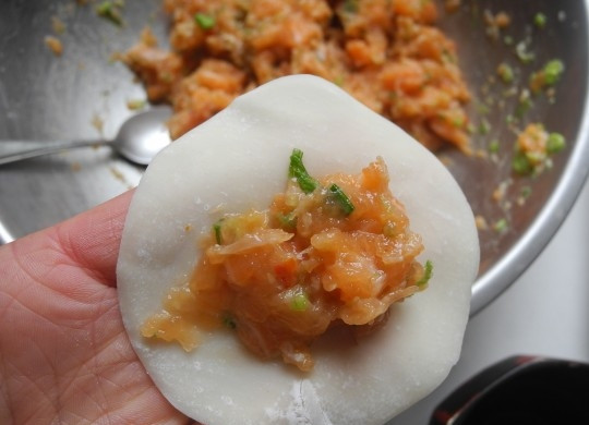 1. Этап. Пельмени с семгой: 2. На порционный кружок теста выложите примерно чайную ложку начинки.