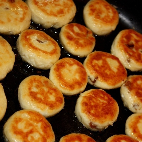 1. Этап. Сырники с изюмом (без яиц): Переворачиваем, обжариваем до румяности с другой стороны.