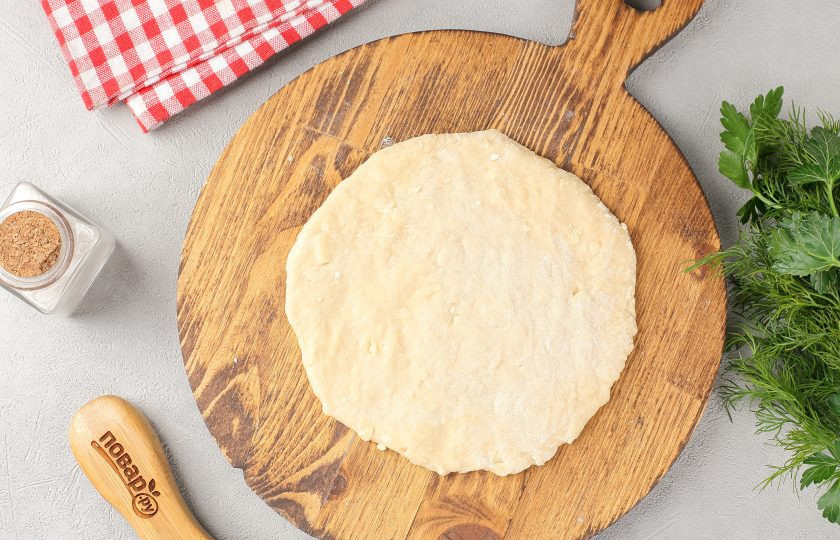 1. Этап. Лепёшки сырные на ряженке: Каждый кусочек теста раскатайте в форме круга или просто придайте руками нужную форму.