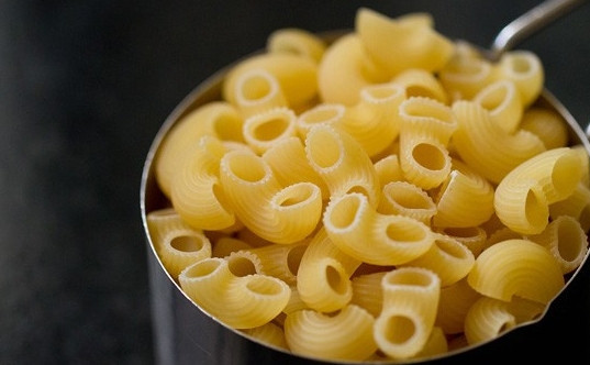 1. Этап. Паста с сырным соусом: Макароны можете брать любые. У меня вот такие рожки.