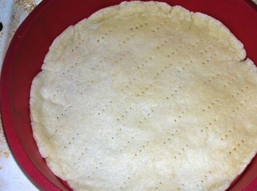 1. Этап. Пицца из песочного теста: 3. Разогреть духовку до 180 градусов. Выложить тесто в форму, сделав по краям небольшие бортики. Выпекать тесто 10 минут. Затем достать и наколоть поверхность вилкой.