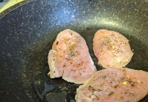 1. Этап. Омлетный сэндвич с индейкой: На горячую сковороду наливаем масло, кладём стейки, обжариваем на среднем огне 2 минуты, переворачиваем. Доводим до готовности под закрытой крышкой 10 минут.