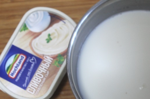 1. Этап. Быстрый сырный суп: В кипящую воду добавить плавленый сыр и, мешая венчиком, растворить. Довести до кипения, влить сухое вино, посолить и поперчить. Довести до кипения. Варить пять минут. Откорректировать по вкусу.