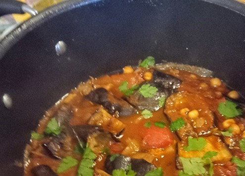 1. Этап. Ливанская мусака с чесночным соусом: Добавить томаты в собственном соку, нут, баклажан и половину чайной ложки соли. Уменьшить огонь до минимума, накрыть крышкой и томить 30 минут, иногда помешивая и добавляя вод. Всего я добавила 100 мл воды. По окончании готовки блюдо посыпать петрушкой.