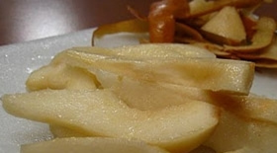 1. Этап. Груша в сахаре: Нарезать дольками. Если груши небольшие, можно оставить половинки.