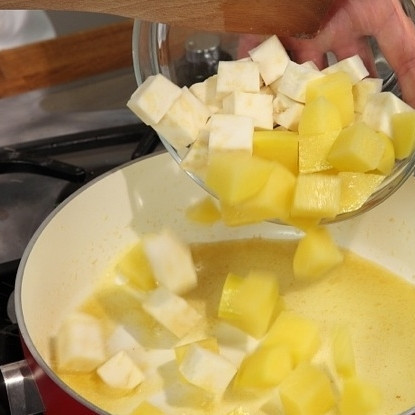 1. Этап. Треска с картошкой: В кастрюле разогреть оливковое и сливочное масло, обжарить 2 минуты мелко нарезанный чеснок. Затем добавляем кубиками нарезанный картофель и корень сельдерея (его можете не добавлять, в таком случае просто удвойте количество картофеля). Обжарьте 2 минуты.