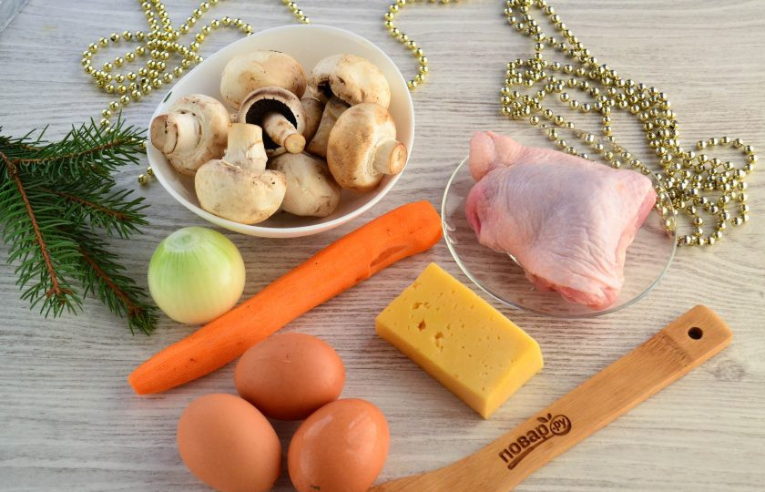 1. Этап. Слоеный салат «Мышка» с грибами и сыром: Подготовьте все необходимые ингредиенты. Яйца предварительно отварите вкрутую.