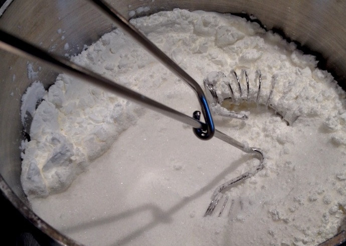 1. Этап. Капкейки с лимонным курдом и меренгой: 1. Для курда: в сотейнике смешайте 1/3 стакана + 1,5 столовых ложки сахара, крахмал, щепотку соли.