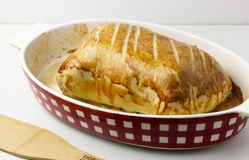 1. Этап. Говядина Веллингтон Гордона Рамзи: А теперь про запекание! По рецепту Рамзи ставим всё запекаться в духовку на 30-40 минут при температуре 200 градусов. Тесто за это время будет готово полностью, а мясо получится прожарки 