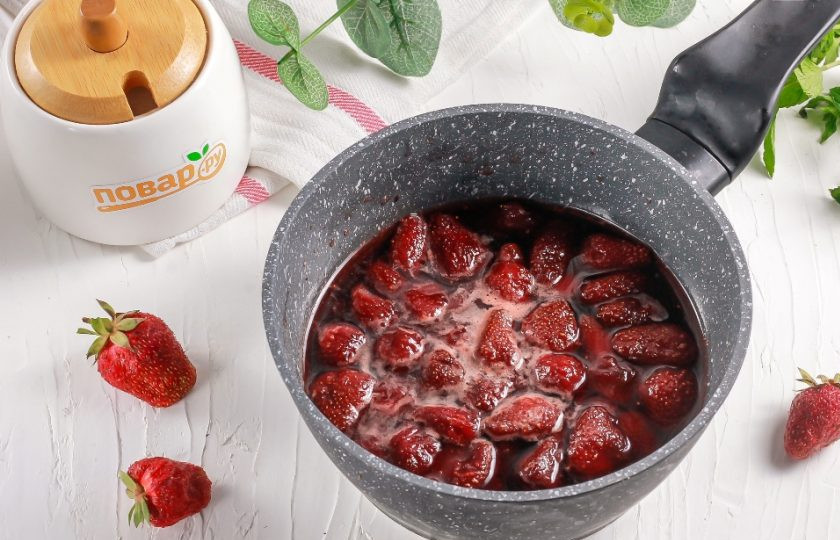 1. Этап. Целая клубника с сахаром на зиму: Прогрейте в последний третий раз варенье до кипения. Ошпарьте банку и крышку кипятком или простерилизуйте любым другим способом.