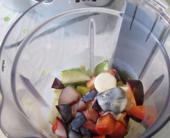 1. Этап. Смузи из слив, банана и яблока: Выложите все фрукты в чашу блендера. Залейте кефиром.