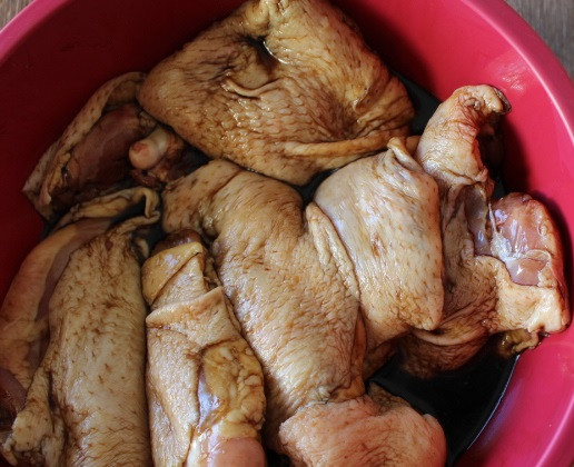 1. Этап. Курица в молочно-чесночном соусе: 1. Для начала необходимо вымыть и просушить кусочки курицы. Отправить их в соевые соус на 10-15 минут. Классический рецепт курицы в молочно-чесночном соусе не предполагает такого дополнительного маринада, так что при желании этот этап можно пропустить.