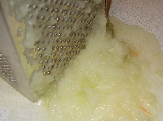 1. Этап. Курица по-албански: Теперь репчатый лук и чеснок чистим. Лук трем на мелкой терке, а чеснок пропускаем через чесночницу.