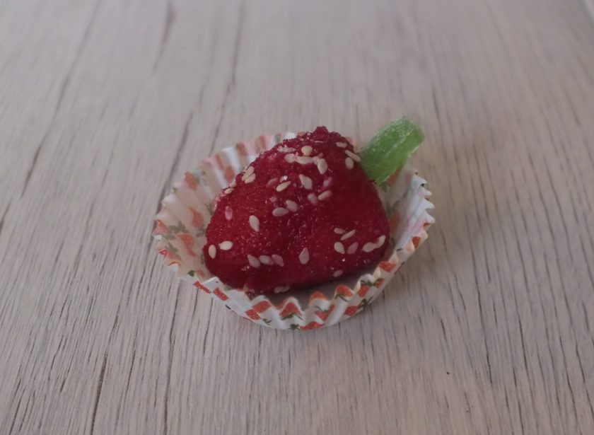 1. Этап. Клубника из вафель: Закончите оформление клубнички.