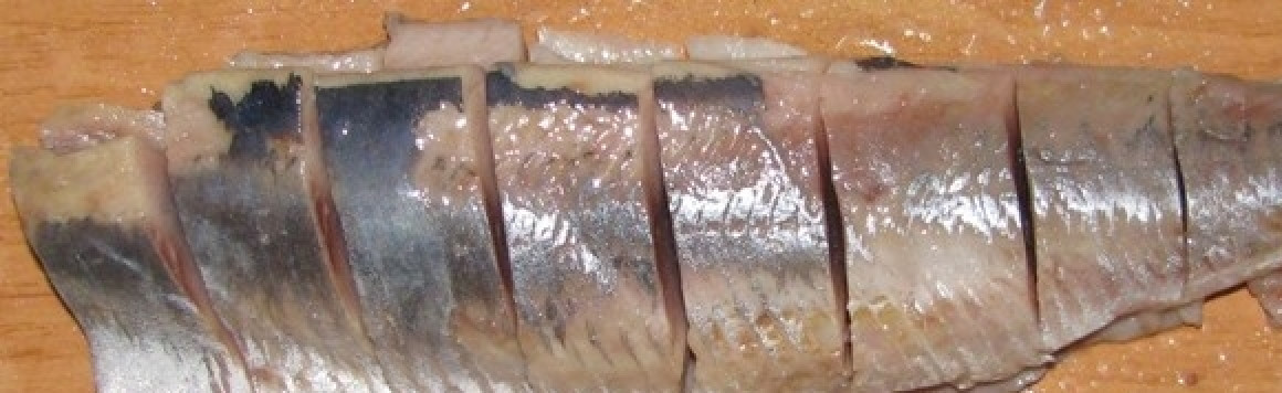 1. Этап. Селедочка по-быстрому: Полученное филе порежьте кусочками и сложите в миску.