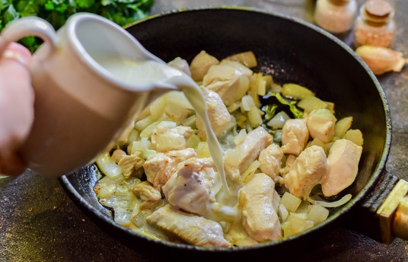 1. Этап. Курица со шпинатом в сливочном соусе: Влейте в сковороду сливки.