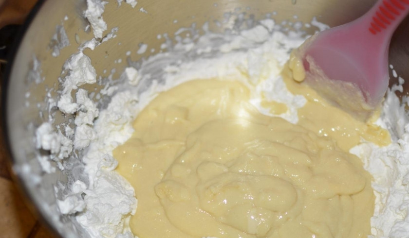 1. Этап. Малиновый торт: К сливкам добавить желтки с желатином.