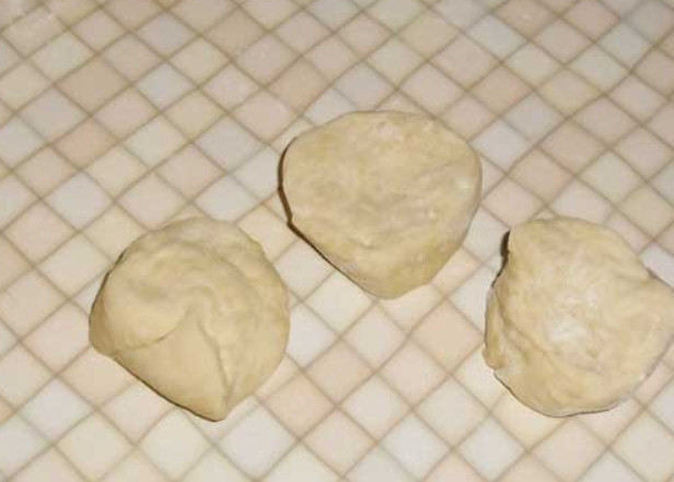 1. Этап. Самса круглая: Разделяем тесто на небольшие кусочки.