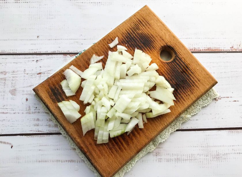 1. Этап. Перловка с индейкой в мультиварке: Репчатый лук мелко нарежьте.