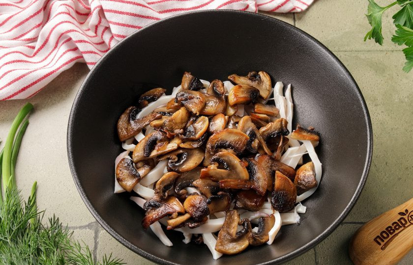 1. Этап. Салат с кальмаром, огурцом и грибами: Добавьте обжаренные грибы.