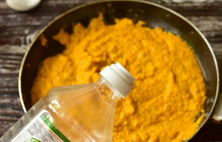 1. Этап. Кабачковая икра Ностальгия: В готовую икру влейте уксус, перемешайте ее.