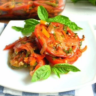 Острые пикантные цукини с овощами