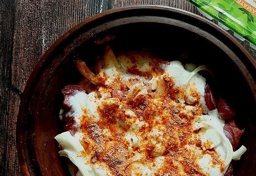 1. Этап. Индейка Духовая на лаваше: Заливаем кефиром. Я буду использовать кефир 1 %. Менее жирно и диетичней. Копчёную паприку, красный перец, соль морскую (любую) и сахар соединим и присыплем кефир.