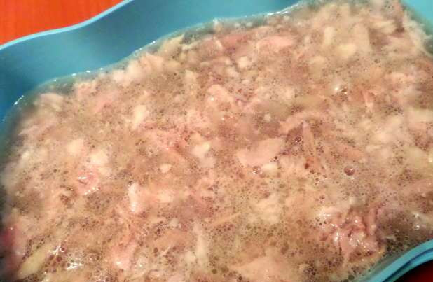 1. Этап. Холодец из куриных крылышек: Заливаем бульоном. Даем остыть и в холодильник часиков на 8 отправляем. Готовый холодец из куриных крылышек подаем с хренчиком. Приятного аппетита!