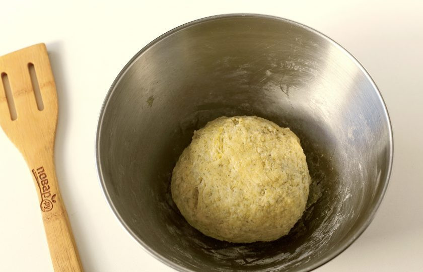 1. Этап. Печенье с тыквенными семечками: Замесите мягкое, чуть липкое тесто. Заверните его в пищевую пленку и уберите в холодильник на 30 минут.