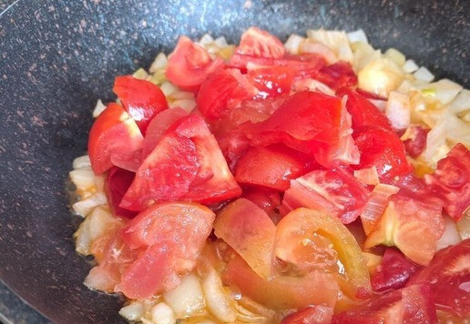 1. Этап. Густой суп испанских рыбаков Мармитако: Помидоры режем произвольно, кладём к овощам, тушим 5 минут.