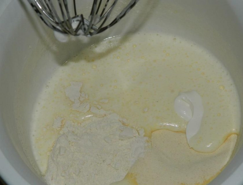 1. Этап. Ванильный бисквит на майонезе: Введите в тесто майонез, манку, соду и муку.