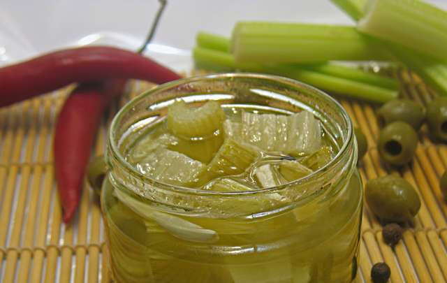 1. Этап. Маринованный сельдерей: 6. Такую заготовку можно закатать на зиму, или же просто хранить в холодильнике, а подавать с зеленью и оливками. Необычно и вкусно!