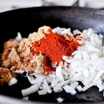 1. Этап. Мексиканская паста из фасоли: 4. В сковороде обжарить нарезанный лук, красный перец хлопьями, паприку и коричневый сахар в течение 5 минут.